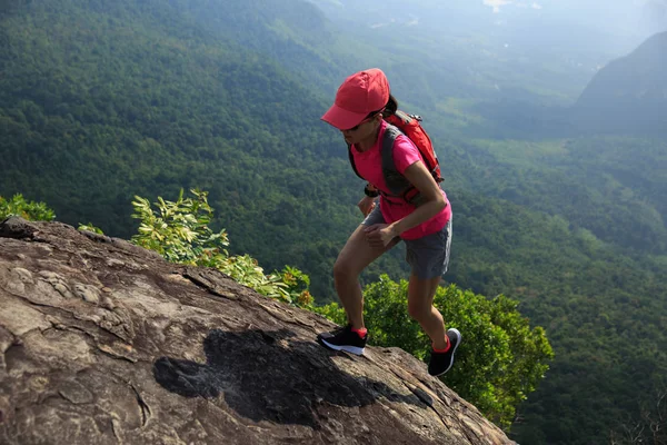 Mujer joven corriendo en la montaña — Foto de Stock
