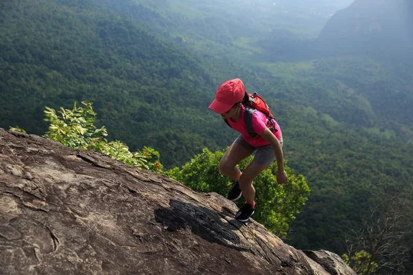 O tânără alergând la munte — Fotografie, imagine de stoc