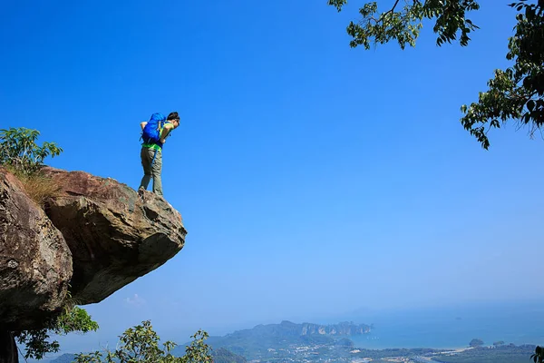 年轻女子徒步旅行者享受视图 — 图库照片