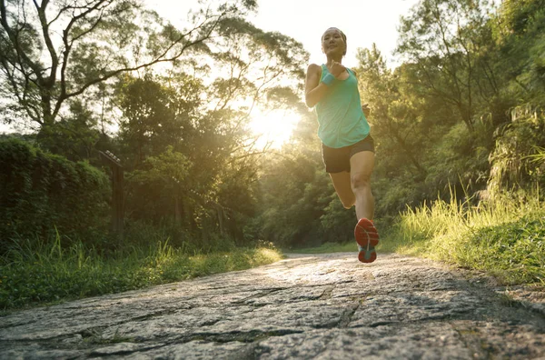 Atleta feminino correndo em trilha florestal — Fotografia de Stock