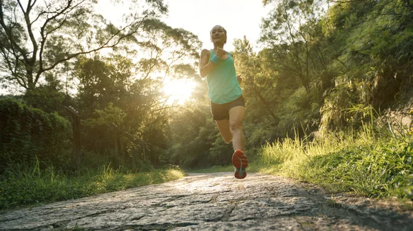 Θηλυκά αθλητής τρέχει στο δάσος μονοπάτι — Φωτογραφία Αρχείου