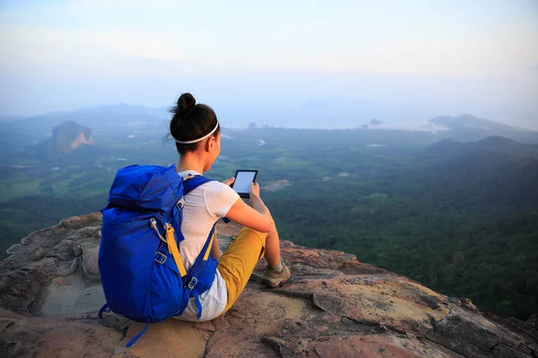 Mujer joven leyendo e-book — Foto de Stock