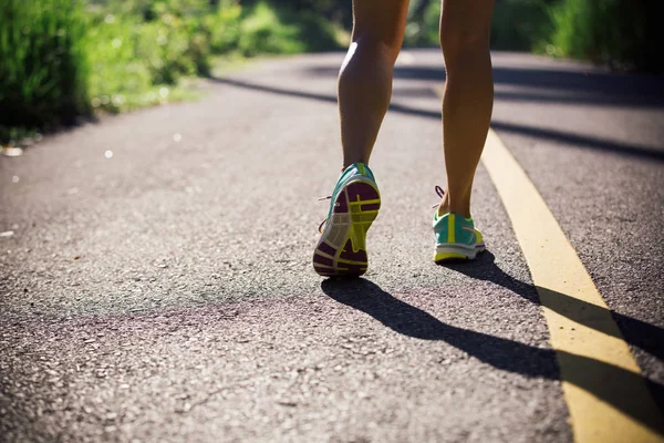 Joven fitness mujer corriendo — Foto de Stock