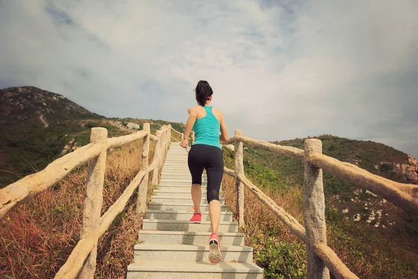 Mujer joven corriendo por las escaleras — Foto de Stock