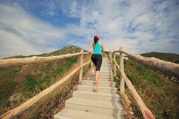 Mujer joven corriendo por las escaleras —  Fotos de Stock