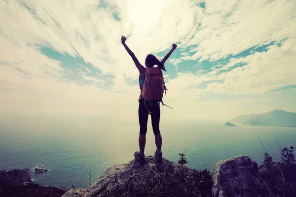 Jeune femme au sommet de la montagne — Photo