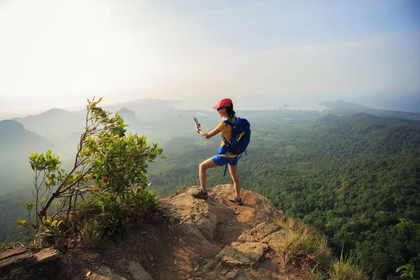 Woman hiker taking photo with cellphone — Stock Photo, Image