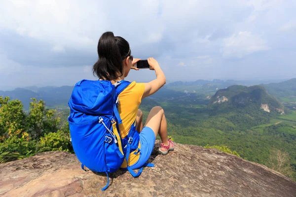 Femme randonneur prendre des photos avec téléphone portable — Photo