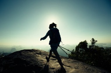 genç kadın yürüyen uzun yürüyüşe çıkan kimse
