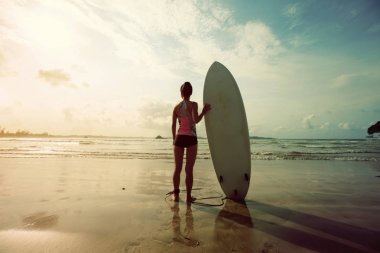 genç kadın sörfçü surfboard ile