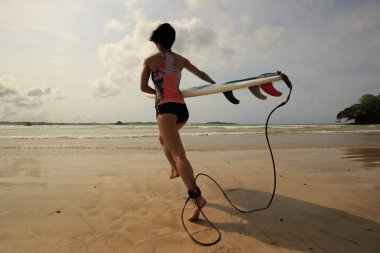 Genç kadın sörf hazır 