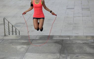 genç kadın üzerinde ip atlama