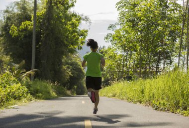 orman yolu çalışan kadın 
