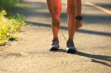 genç kadın runner bağlama ayakkabı bağı