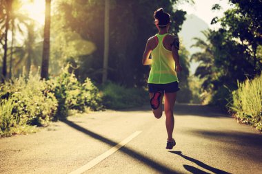 Orman iz üzerinde çalışan genç kadın