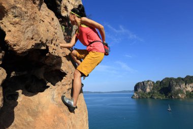 kadını uçurum tırmanma