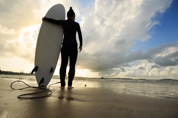 Jonge vrouw surfer met surfboard — Stockfoto