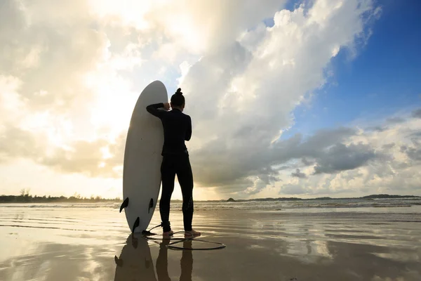 Junge Surferin mit Surfbrett — Stockfoto