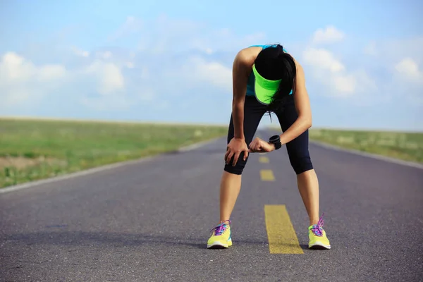 Fiatal nő runner idő ellenőrzése — Stock Fotó