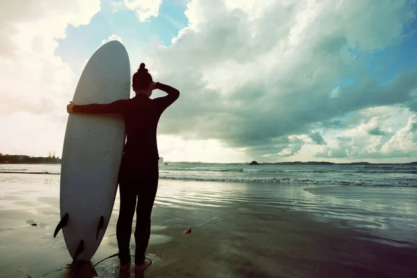 Mujer joven lista para surfear —  Fotos de Stock