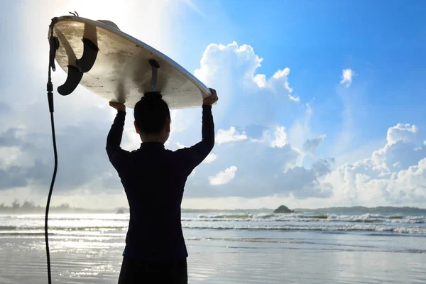 Surfista joven con tabla de surf — Foto de Stock