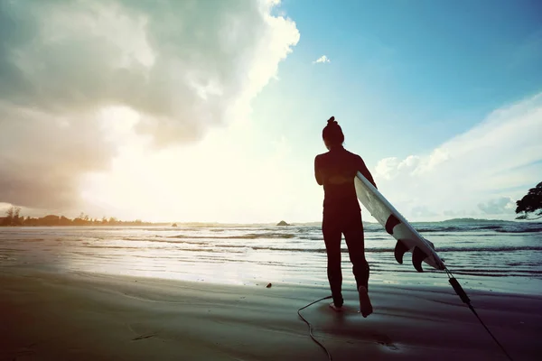 Jovem pronta para surfar — Fotografia de Stock