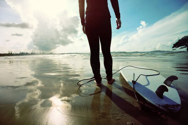 Mujer joven lista para surfear — Foto de Stock