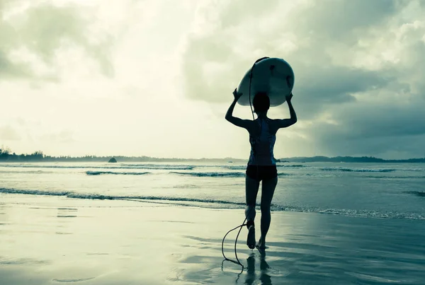 Jonge vrouw surfer met surfboard — Stockfoto
