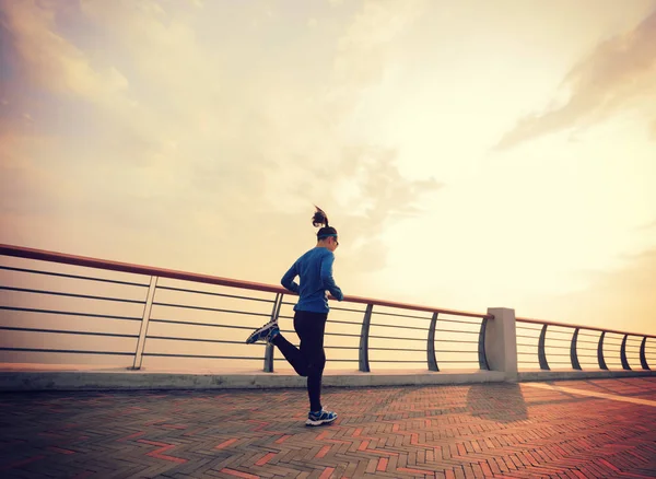 Young woman running at seaside — Stock Photo, Image