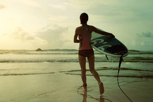 Mujer joven lista para surfear — Foto de Stock