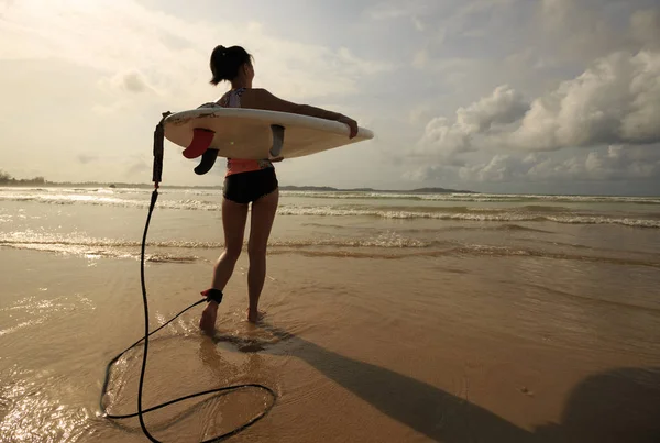 Surfista joven con tabla de surf —  Fotos de Stock