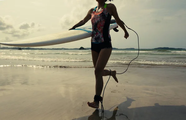 Молода жінка серфер з дошкою для серфінгу — стокове фото