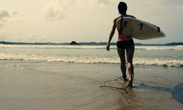 Surfista joven con tabla de surf — Foto de Stock