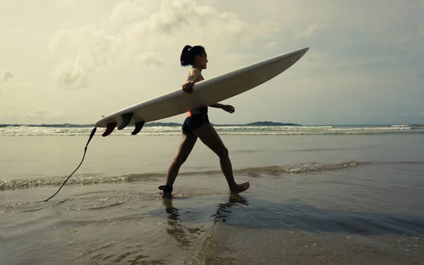 Fiatal nő szörfös — Stock Fotó