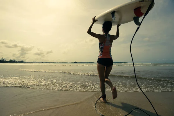 Surfista joven con tabla de surf —  Fotos de Stock