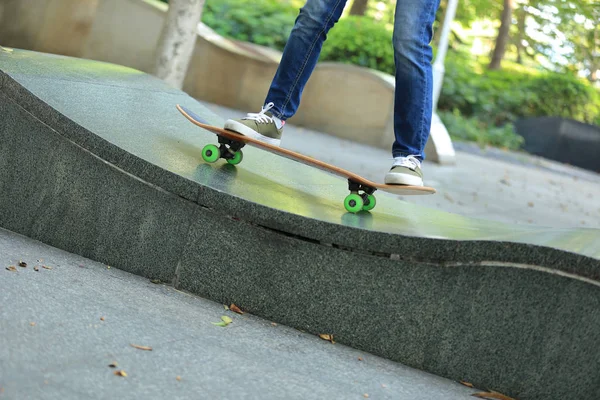 Piernas de skate joven practicando —  Fotos de Stock