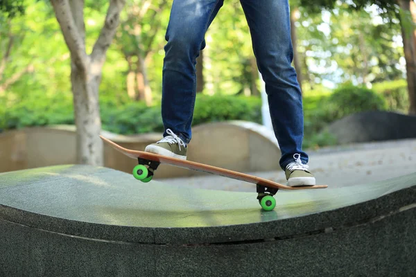 Giovani gambe skateboarder praticare — Foto Stock