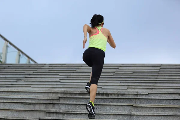 Giovane donna che corre su per le scale — Foto Stock