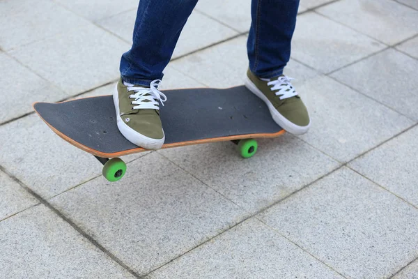 Giovani gambe skateboarder praticare — Foto Stock