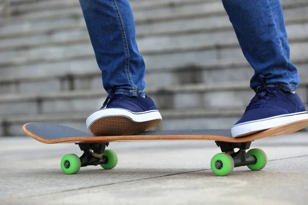 Πόδια skateboarder εξάσκηση στην πόλη — Φωτογραφία Αρχείου