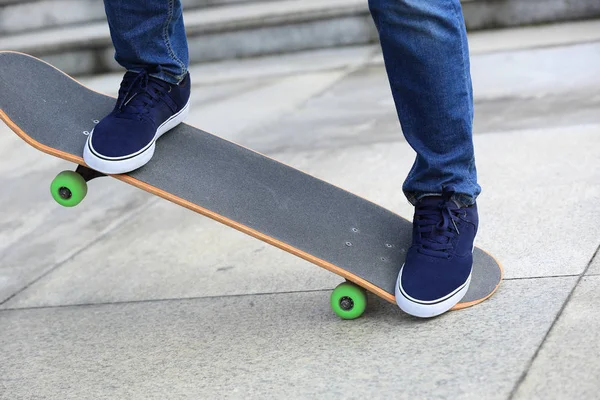 Skateboardista nohy cvičit na city — Stock fotografie