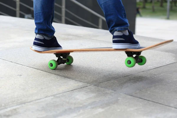 Skateboarder pernas praticando na cidade — Fotografia de Stock