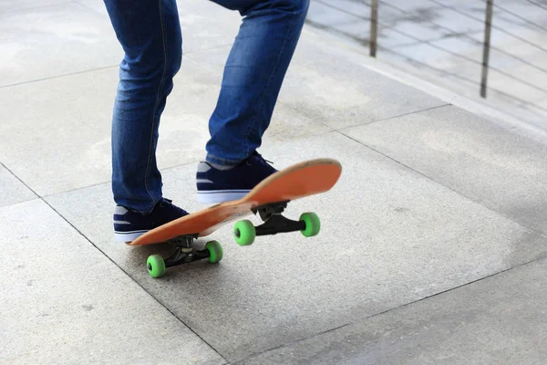 Jambes de skateboarder pratiquant en ville — Photo