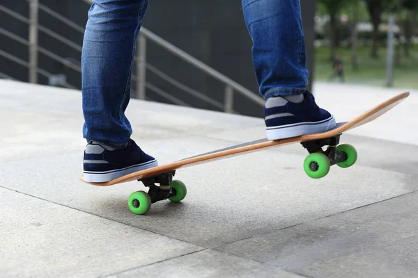 Jambes de skateboarder pratiquant en ville — Photo