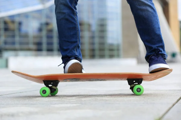 Skater nogi praktykujących w city — Zdjęcie stockowe