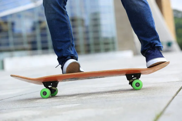 Skateboarder pernas praticando na cidade — Fotografia de Stock