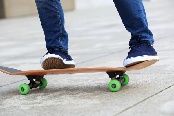Скейтбордистские ноги практикуются в городе — стоковое фото