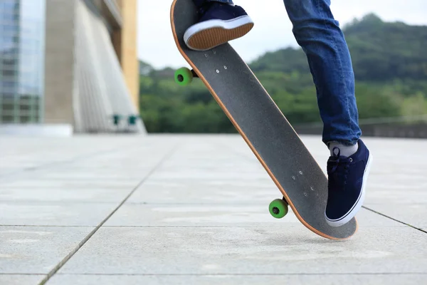 Skateboardista nohy cvičit na city — Stock fotografie
