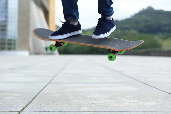 Скейтбордистські ноги, що практикуються в місті — стокове фото