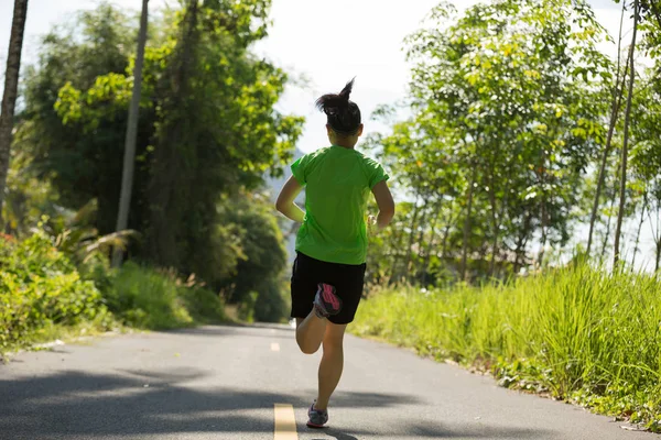 Woman running at forest trail — Stock Photo, Image